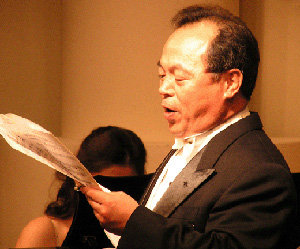 ‘노래하는 장관.’ 오거돈 해양수산부 장관이 현직 장관으로는 드물게 30일 ‘바다의 날’ 기념 음악회에서 성악곡을 부를 예정이다. 오 장관이 지난해 부산에서 열린 성악 동호회 멜로매니아의 10주년 기념 가족 음악회에서 노래하는 모습. 사진 제공 해양수산부