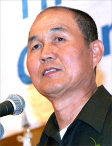 민주노총 이수호 위원장이 16일 주한유럽연합상공회의소(EUCCK) 초청 강연에서 ‘대화’를 강조했다. 연합