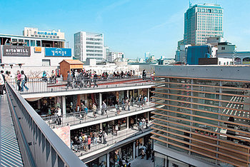 서울 종로구 인사동에 위치한 전통문화상품 쇼핑몰 ‘쌈지길’의 내부 전경. 사진 제공 SUS 4