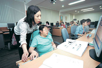 경기 성남시에 있는 SK C&C 무료 정보기술(IT)지원센터에서 장애 아동들이 컴퓨터 교육을 받고 있다. 사진 제공 SK그룹