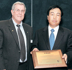 이기태 삼성전자 정보통신총괄 사장(오른쪽)이 17일 ‘정보통신 분야의 노벨상’으로 불리는 ‘2005년 IEEE 산업리더상’을 받았다. 왼쪽은 마이크 킨케이드 IEEE 통신 분과 위원장. 연합