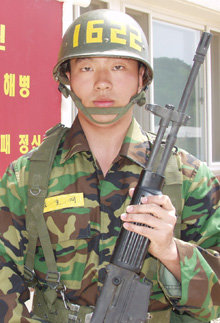 영국 국적 소지자여서 군 복무를 하지 않을 수 있었지만 귀국해 해병대에 자원입대한 장호재(22) 씨. 포항=이권효 기자
