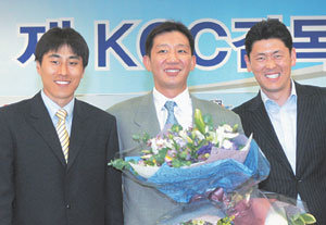 허재 KCC 신임 감독(가운데)이 취임식을 끝내고 팀의 간판스타인 이상민(왼쪽) 추승균과 포즈를 취했다. 연합