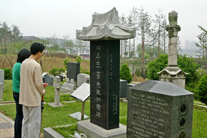 비가 내린 18일에도 서울 마포구 합정동 양화진 ‘서울 외국인 선교 묘지공원’을 찾는 사람들의 발길이 이어졌다. 마포구는 2007년까지 이 일대를 ‘성지공원’으로 조성할 예정이다. 권주훈  기자