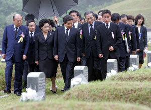 18일 5·18 민주화운동 25주년 기념식 참석차 광주를 방문한 노무현 대통령(왼쪽에서 네 번째)이 권양숙 여사와 함께 국립 5·18묘지를 둘러보고 있다. 광주=석동률기자