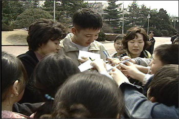 한 행사장에서 사람들에 둘러싸여 사인 요청을 받고 있는 배형진 씨(가운데). 1월 말 영화가 개봉된 후 부르는 곳이 하도 많아 석 달간 녹초가 된 배 씨는 당분간 일체의 행사에 참가하지 않고 쉴 계획이다. 동아일보 자료 사진