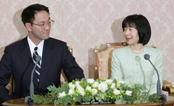 작년 말 기자회견을 갖고 결혼 계획을 공식 발표한 일본 노리노미야 공주(오른쪽)와 약혼자 구로다 요시키 씨. 도쿄=박원재 특파원
