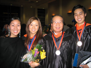 자녀들과 함께 조지워싱턴대에서 석사학위를 받은 이수동 회장(오른쪽에서 두 번째). 워싱턴=권순택 특파원
