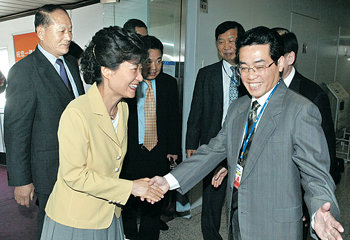 중국을 방문 중인 한나라당 박근혜 대표가 23일 오후 중국 공산당 대외연락부 청사에서 왕자루이 대외연락부장(오른쪽)을 만나 활짝 웃으며 악수하고 있다. 박 대표는 24일에는 후진타오 국가주석을 만날 예정이다. 베이징=사진공동취재단