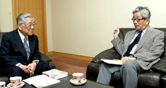 23일 동아일보가 마련한 기획 대담에서 의견을 주고받는 오에 겐자부로 씨(오른쪽)와 지명관 교수. 오에 씨는 일본에서는 과거를 직시하려는 용기가 점차 줄어들고 있다고 안타까워 했다. 김미옥 기자