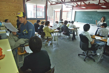 이우학교의 영어수업시간. 한 학생이 책상위에 걸터앉아 교재를 보는 등 학생들이 자유로운 자세로 강의를 듣고 있다. 변영욱기자