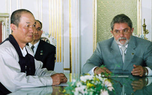 루이스 이나시우 룰라 다 실바 브라질 대통령(오른쪽)이 24일 오후 서울 중구 소공동 롯데호텔에서 이수호 민주노총 위원장을 만나 얘기를 나누고 있다. 연합