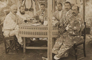 러-일전쟁 때 포로가 된 러시아 장교들이 일본 포로수용소에서 일본옷 차림으로 휴식을 취하고 있는 모습. 동아일보 자료 사진