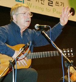 독일 시인 볼프 비어만이 25일 세종문화회관 컨벤션센터에서 독일 통일의 교훈을 들려주고 있다. 시를 노래로 부르는 그는 '내가 들고 있는 기타는 1936년생, 나와 동갑'이라고 말했다.  권주훈 기자