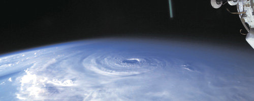 인공위성에서 바라본 태풍의 눈. 여름철 한반도에 엄청난 피해를 주는 태풍이 남극의 영향을 받아 한반도로 북상한다는 주장이 제기됐다. 사진 제공 NASA
