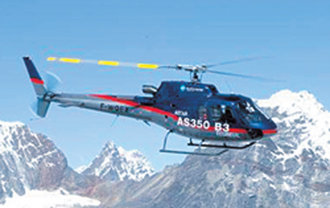 사상 처음 에베레스트 정상에 착륙한 ‘에큐레이 AS350 B3’ 헬리콥터. 사진 제공 유로콥터
