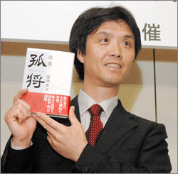24년간 납북 생활을 했던 하스이케 가오루 씨가 일본어판 ‘칼의 노래’를 번역해 화제가 되고 있다. 사진 제공 아사히신문