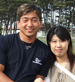 28일 결혼하는 2004년 아테네 장애인올림픽 스타 홍석만 씨와 일본인 신부. 제주=임재영 기자