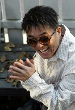 방송 은퇴선언 1년 만에 6월 중순 컴백하는 김건모는 “욕을 먹어도 팬들에게 돌아오고 싶었다”며 특유의 웃음을 지었다. 신원건 기자