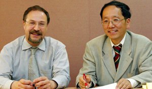 피에르 레비 교수(왼쪽)와 김성도 교수가 사이버공간의 탄생에서 비롯된 문명사적 변화와 한국의 선도적 역할에 대해 대담을 나누고 있다. 전영한 기자
