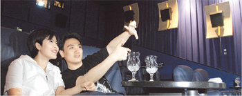 부부 영사 기사 박은미(왼쪽) 임내현 씨가 서울 ‘CGV용산’ 골드클래스 객석에 나란히 앉았다. 온종일 극장에서 살면서도 객석에 앉을 기회가 드문 이들은 곧 손으로 스크린 비율을 재보는 등 ‘직업병’ 증세를 보였다.