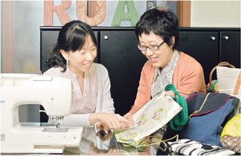 박지운 씨(왼쪽)가 이지은 씨의 도움을 받아 산뜻한 색상의 나들이용 사각 토트백을 만들었다. 강병기 기자