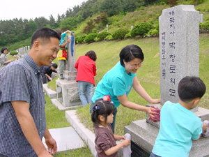 대전새중앙교회 교인들이 22일 대전국립묘지의 묘비를 정성들여 닦고 있다. 이 교회 교인들은 지역사회를 사랑으로 섬기기 위해 3년째 현충일을 앞두고 애국지사 묘역을 청소해 왔다. 사진 제공 대전새중앙교회
