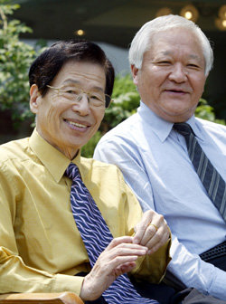 1970년 국립극장에서 ‘산불’을 공연한 이후 35년 만에 다시 공연하는 차범석(왼쪽) 임영웅 씨. 신원건  기자