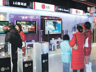 중국 베이징 시내 전자제품 전문매장인 야아오 다중 LG전자 매장에서 고객들이 LG 제품을 살펴보고 있다. 사진 제공 LG전자