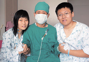 “아버지가 완쾌하시기만 빌어요.” 24일 자신들의 간을 아버지에게 이식하는 수술을 받은 강진(17·왼쪽) 강철(18) 남매가 30일 서울아산병원에서 아버지 강오구 씨를 부축하고 있다. 전영한 기자