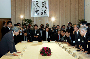 고이즈미 준이치로 일본 총리(왼쪽)가 3월 25일 도쿄 총리 관저에서 결산 모임을 가진 한일역사공동연구위원회 위원들과 인사를 나누고 있다. 동아일보 자료 사진