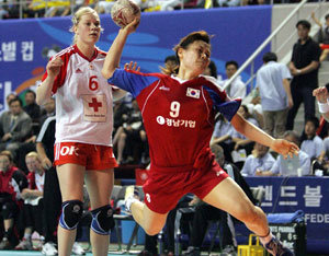 김차연(오른쪽)이 덴마크 수비수를 완전히 따돌린 채 점프슛을 날리고 있다. 한국은 지난해 아테네 올림픽 결승전 패배의 설욕과 대회 우승의 두 마리 토끼를 잡았다. 용인=연합