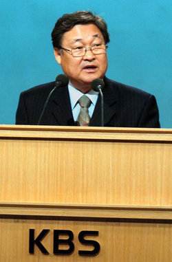 KBS 정연주 사장이 1일 오전 KBS 본관 TV 공개홀에서 열린 ‘경영혁신 관련 월례 조회’에 참석해 적자액을 밝혔다. 사진 제공 KBS