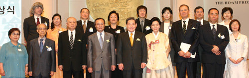 1일 열린 올해 호암상 시상식에서 수상자 및 배우자들이 이현재 호암재단 이사장, 이해찬 국무총리, 이건희 삼성그룹 회장 등 내빈들과 함께 기념촬영을 했다. 사진 제공 호암재단