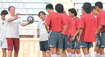 ‘연습도 실전처럼.’ 한국축구대표팀은 1일 우즈베키스탄 타슈켄트 폴리스스타디움에서 첫 공식훈련을 가졌다. 요하네스 본프레레 감독(왼쪽에서 두번째)이 선수들에게 구체적인 전술을 지시하고 있다. 타슈켄트=연합