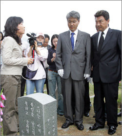 MBC 드라마 ‘제5공화국’에서 전두환 전 대통령 역을 맡고 있는 탤런트 이덕화(오른쪽)가 2일 광주 국립 5·18묘지를 참배 한 뒤 5·18 당시의 상황에 대한 설명을 듣고 있다. 광주=연합