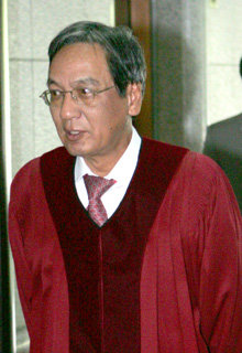 2일 사퇴의사를 밝힌 이상경 헌법재판소 재판관이 지난달 26일 헌법재판소 대심판정으로 들어가고 있다. 연합