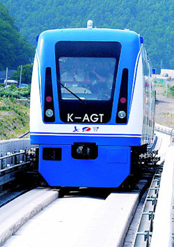 건설교통부와 한국철도기술연구원이 세계에서 4번째로 개발한 무인 운전 경량전철. 사진 제공 건설교통부
