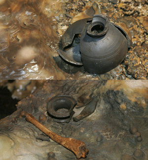 2일 제주 북제주군 구좌읍 월정리 용천동굴 안에서 발견된 회색토기(위)와 동물뼈. 통일신라시대 것으로 추정된다 . 제주=연합