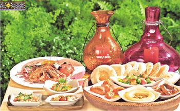 프로모션을 위해 한국을 찾은 그랜드하얏트두바이의 압둘라 함단 요리사가 다양한 아랍음식을 선보였다. 그랜드하얏트서울 테라스(02-799-8166)는 7일까지 아랍음식을 낸다. 점심 뷔페 4만 원, 저녁 4만3000원.
