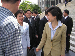 박근혜 대표가 강연에 앞서 대학관계자들과 인사하고 있는 모습.