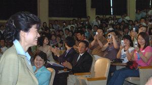 박근혜 한나라당 대표(왼쪽)가 3일 오후 경북대 정보전산원 강당에서 특강을 하는 도중 학생들이 카메라폰으로 미소 짓고 있는 박 대표를 촬영하고 있다. 박 대표는 이날 연설에서 실용주의를 역설하며 당의 노선 변화를 암시했다. 대구=국회사진기자단