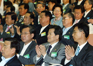 열린우리당 의원들과 국무위원, 대통령수석비서관 등이 참가한 가운데 2005 국가비전 당정청 워크숍이 3일 오후 경기 과천시 중앙공무원교육원에서 열렸다. 과천=김동주 기자