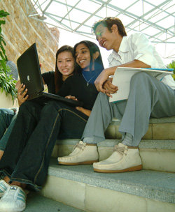 “전문성을 갖춘 국제인 양성.” 싱가포르는 보다 수준 높은 교육을 위해 싱가포르 대학뿐 아니라 유럽 미국 중국의 유명 대학과 대학원 과정도 개설하고 있다. 사진 제공 싱가포르관광청