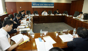 2일 서울 종로구 세종로 동아미디어센터 20층에서 열린 ‘평화포럼 21’ 참석자들이 ‘매력국가론: 소프트 파워의 미래 전략’을 주제로 토론하고 있다. 신원건 기자