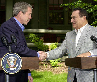 2002년 6월 8일 캠프 데이비드에서 호스니 무바라크 이집트 대통령(오른쪽)과 함께.