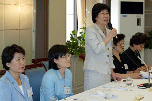 제9차 세계여성학대회를 준비하는 한국 측 대표들이 서울 한국프레스센터에서 기자회견을 하기 전 장필화 조직위원장(일어선 이)이 인사말을 하고 있다. 전영한 기자