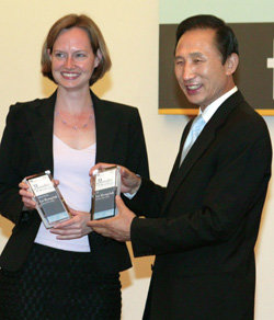 이명박 서울시장(오른쪽)이 7일 시청 본관 태평홀에서 영국 외국인직접투자 전문 매거진 fDi가 선정한 ‘2005년 세계의 인물 대상’을 받고 있다. 이진구 기자