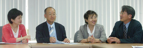 왼쪽부터 이지은 위원, 김일수 위원장, 최현희 유의선 위원. 변영욱 기자