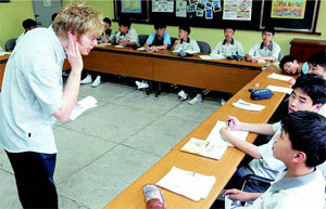 “원어민 선생님 수업은 너무 재미있어서 귀에 쏙쏙 들어와요.” 서울 강남구 일원동 중동중 2학년 학생들이 캐나다인 교사에게 영어회화 수업을 받고 있다. 전영한  기자